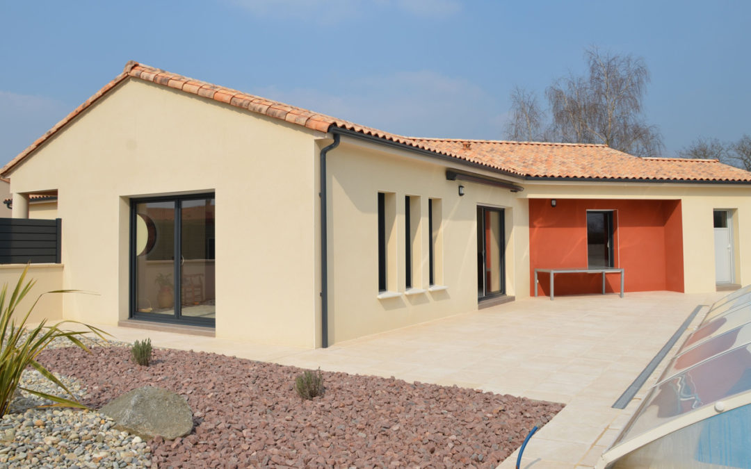 Maison en blocs de pierre ponce avec piscine