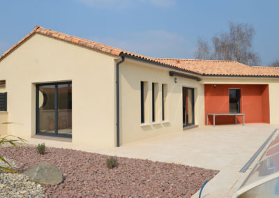 Maison en blocs de pierre ponce avec piscine