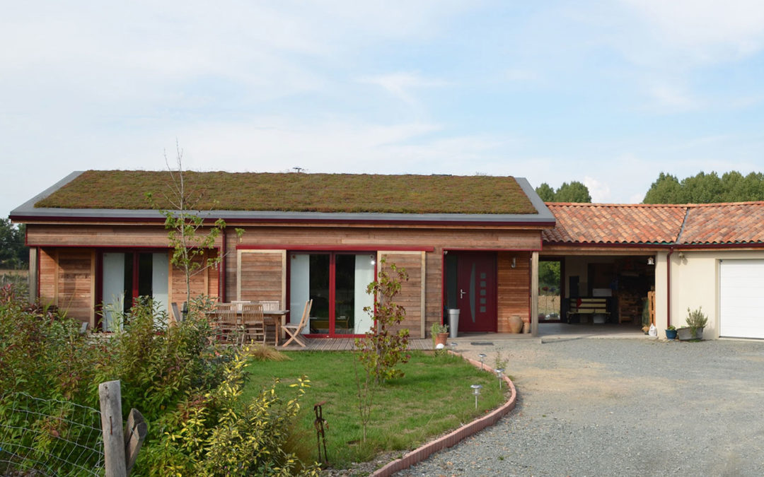 Maison BBC ossature bois avec toit végétalisé