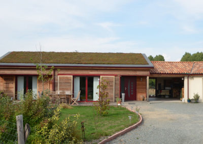 Maison BBC ossature bois avec toit végétalisé