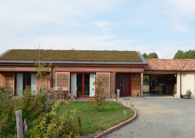 Maison BBC ossature bois avec toit végétalisé